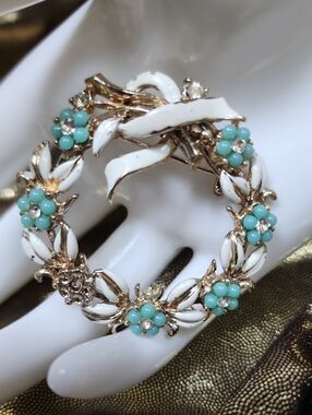 Vintage-Inspired White and Turquoise Floral Wreath Brooch